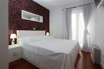 5-Bedroom Villa with Heated Pool in Drašnice