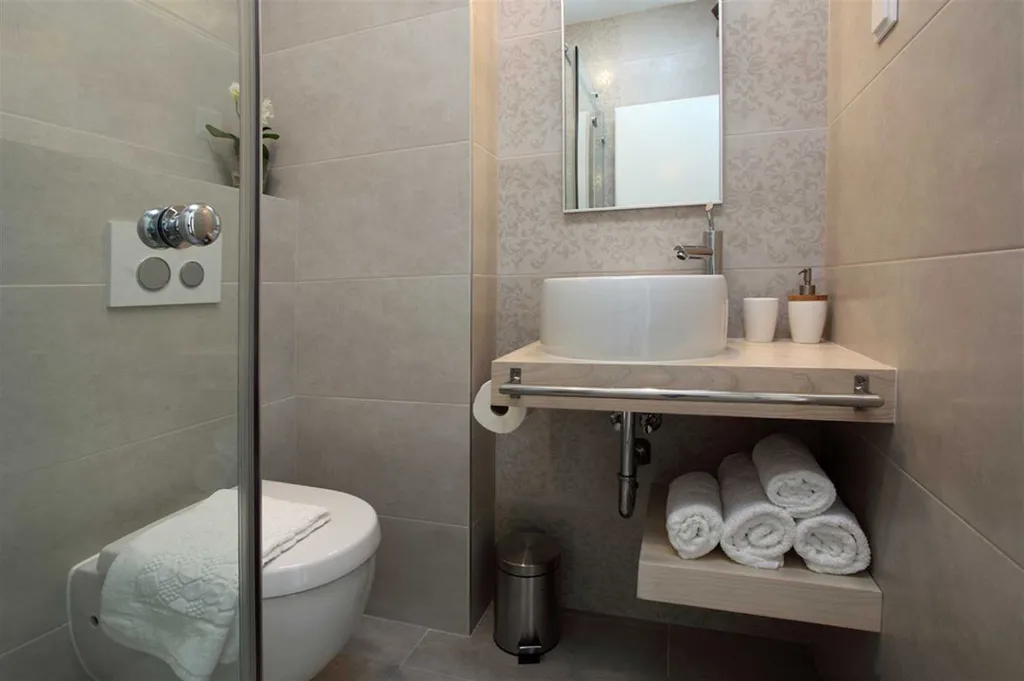 5-Bedroom Villa with Heated Pool in Drašnice