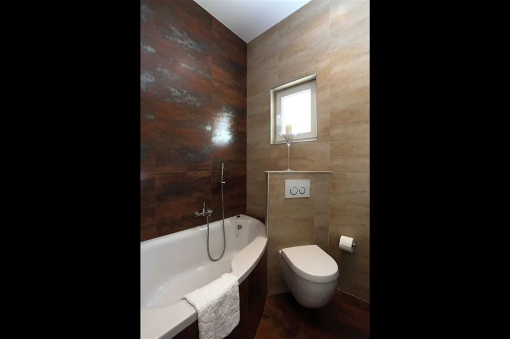 5-Bedroom Villa with Heated Pool in Drašnice