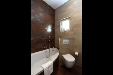 5-Bedroom Villa with Heated Pool in Drašnice