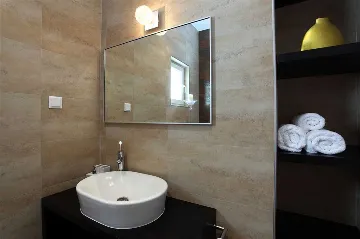 5-Bedroom Villa with Heated Pool in Drašnice