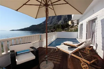 5-Bedroom Villa with Heated Pool in Drašnice