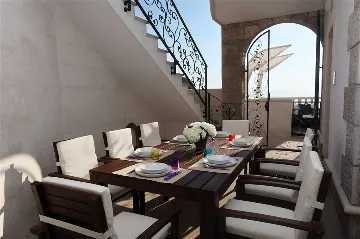 5-Bedroom Villa with Heated Pool in Drašnice