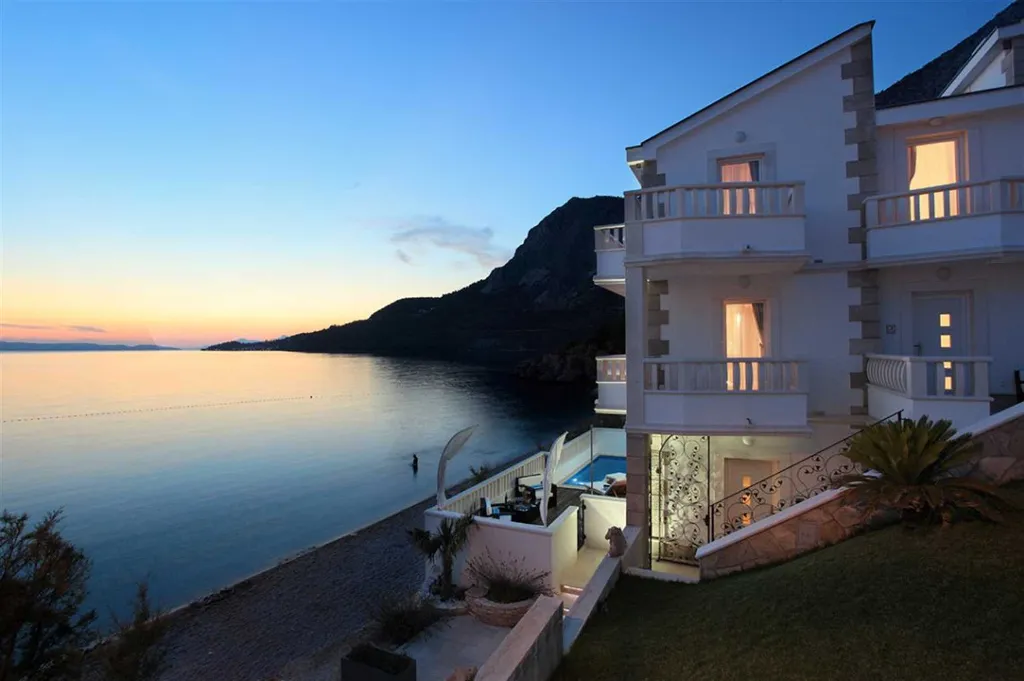 5-Bedroom Villa with Heated Pool in Drašnice