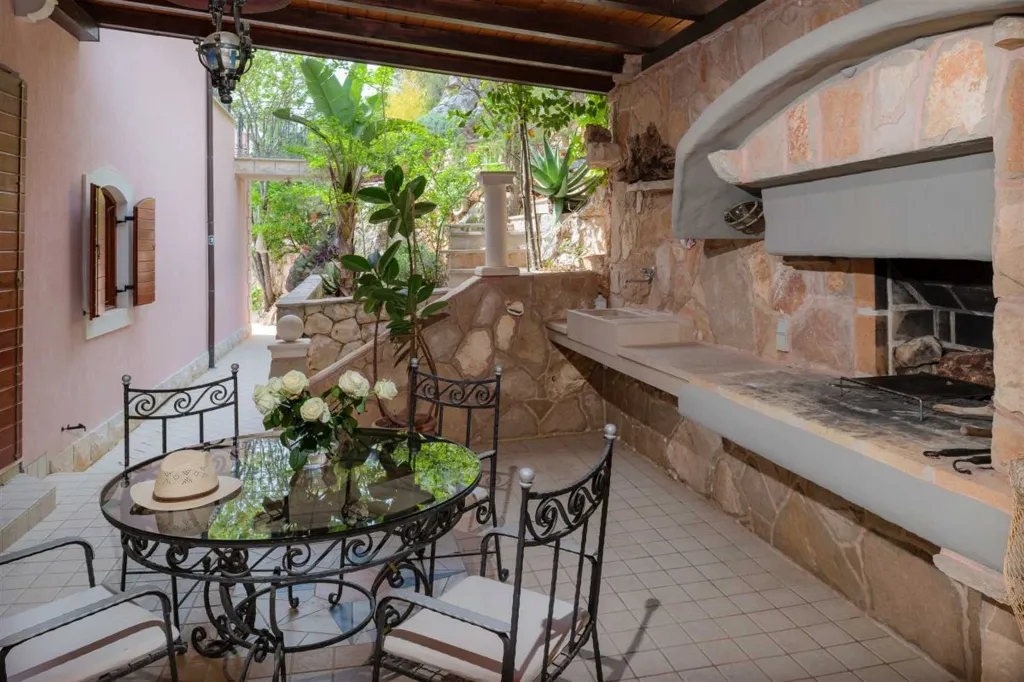 Villa with Heated Pool in Hvar for Up to 17 Guests
