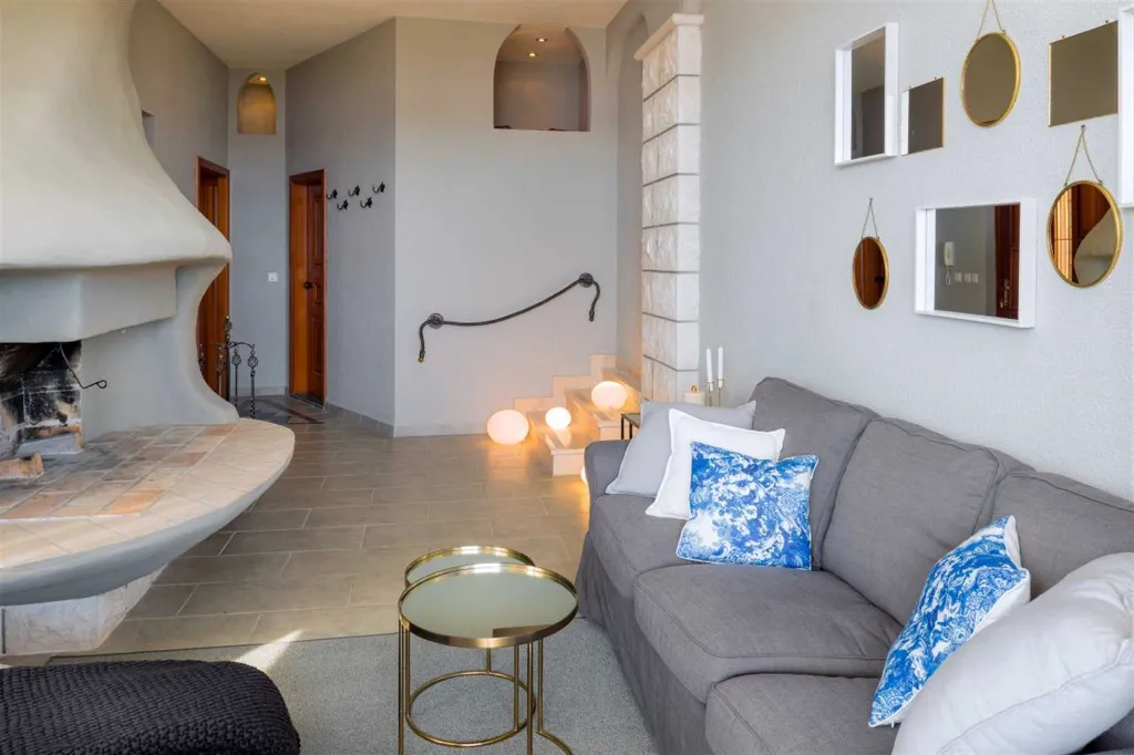 Villa with Heated Pool in Hvar for Up to 17 Guests