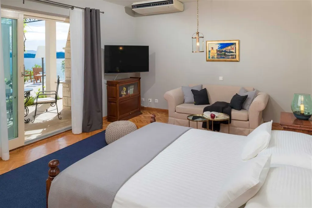 Villa with Heated Pool in Hvar for Up to 17 Guests