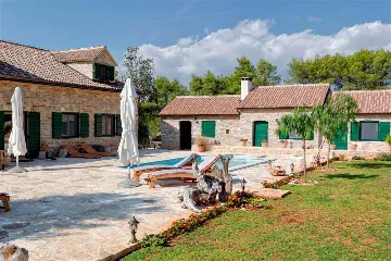 Air-Conditioned Villa with 26 m² Pool in Stari Grad