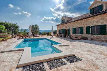 Air-Conditioned Villa with 26 m² Pool in Stari Grad