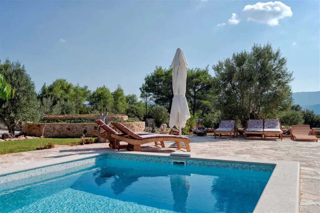 Air-Conditioned Villa with 26 m² Pool in Stari Grad