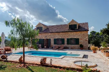 Air-Conditioned Villa with 26 m² Pool in Stari Grad