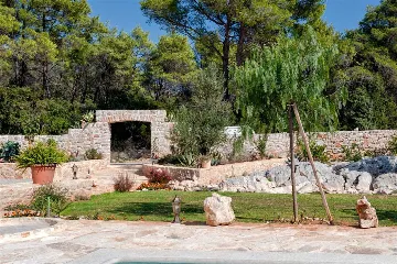 Air-Conditioned Villa with 26 m² Pool in Stari Grad