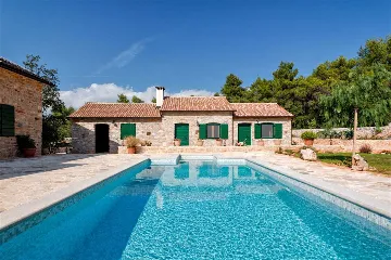 Air-Conditioned Villa with 26 m² Pool in Stari Grad