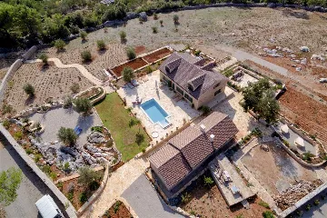 Air-Conditioned Villa with 26 m² Pool in Stari Grad