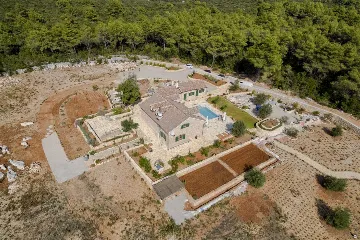 Air-Conditioned Villa with 26 m² Pool in Stari Grad