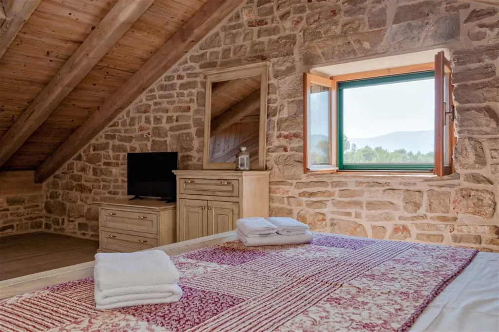 Air-Conditioned Villa with 26 m² Pool in Stari Grad