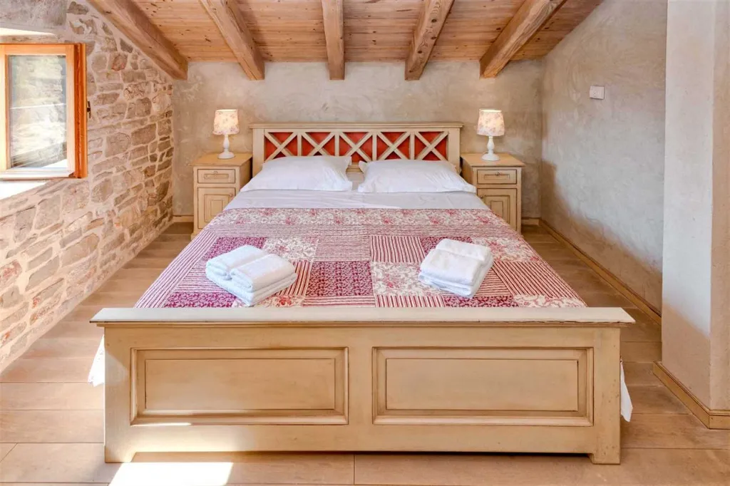 Air-Conditioned Villa with 26 m² Pool in Stari Grad