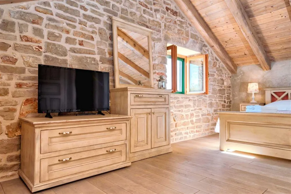Air-Conditioned Villa with 26 m² Pool in Stari Grad