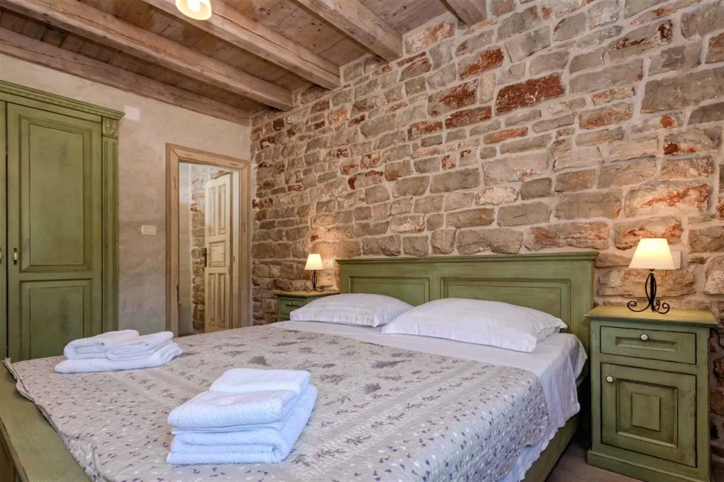 Air-Conditioned Villa with 26 m² Pool in Stari Grad
