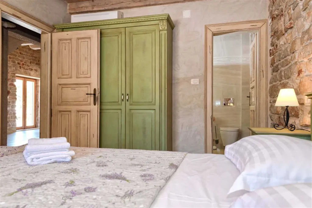 Air-Conditioned Villa with 26 m² Pool in Stari Grad