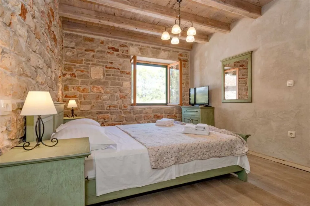Air-Conditioned Villa with 26 m² Pool in Stari Grad