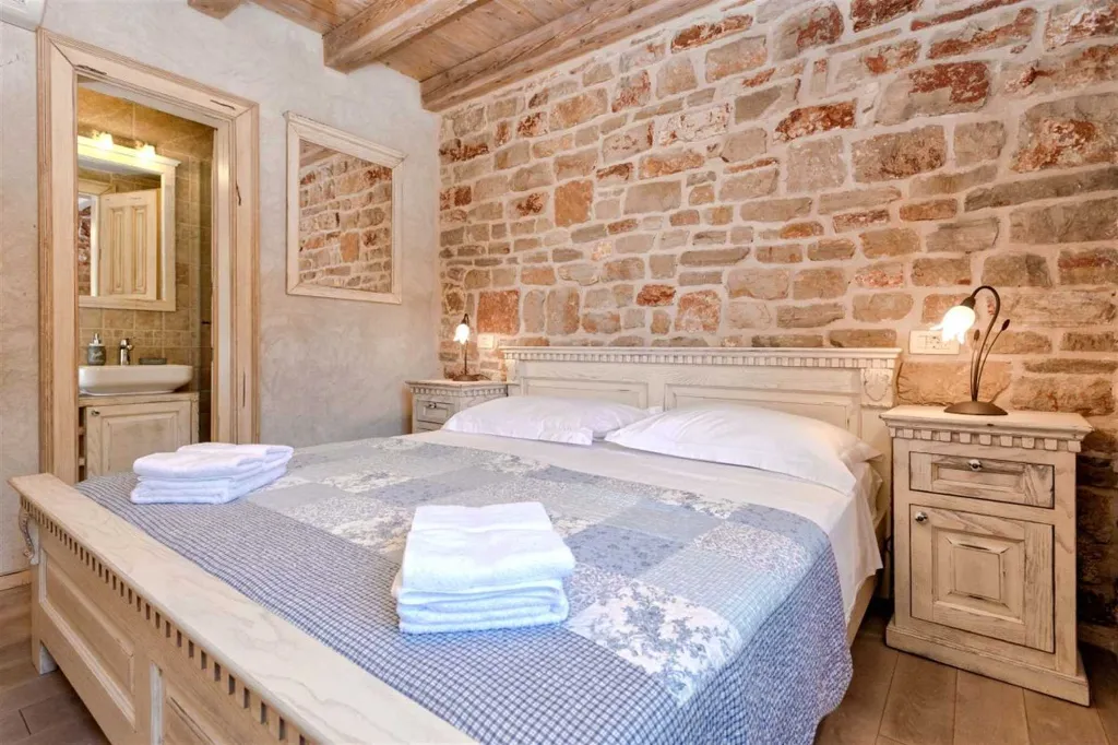 Air-Conditioned Villa with 26 m² Pool in Stari Grad