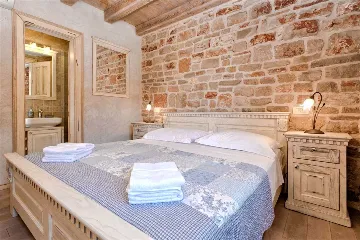 Air-Conditioned Villa with 26 m² Pool in Stari Grad