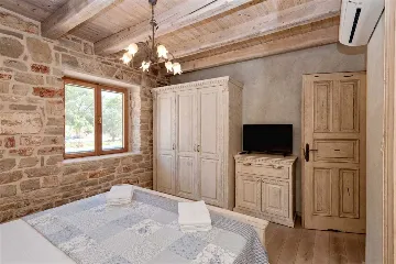 Air-Conditioned Villa with 26 m² Pool in Stari Grad