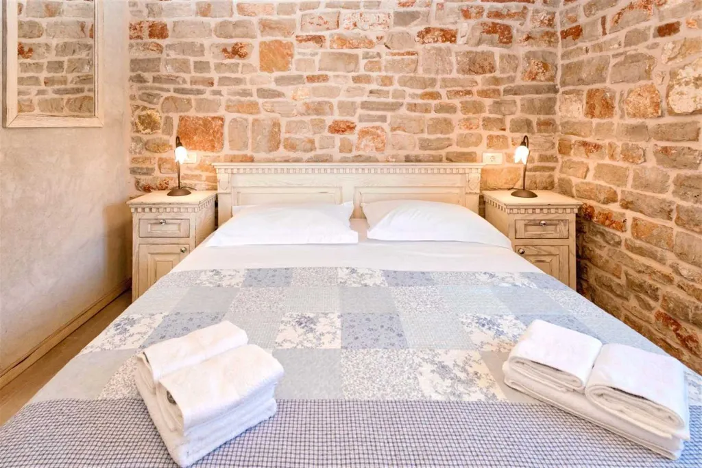 Air-Conditioned Villa with 26 m² Pool in Stari Grad
