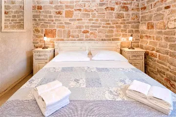 Air-Conditioned Villa with 26 m² Pool in Stari Grad