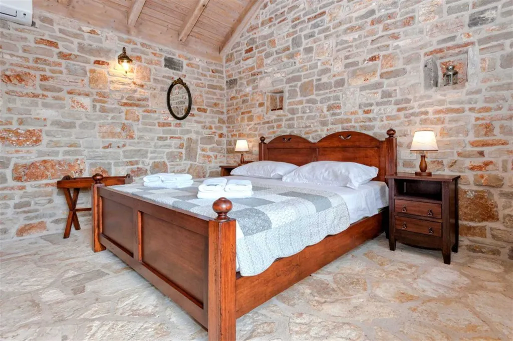 Air-Conditioned Villa with 26 m² Pool in Stari Grad