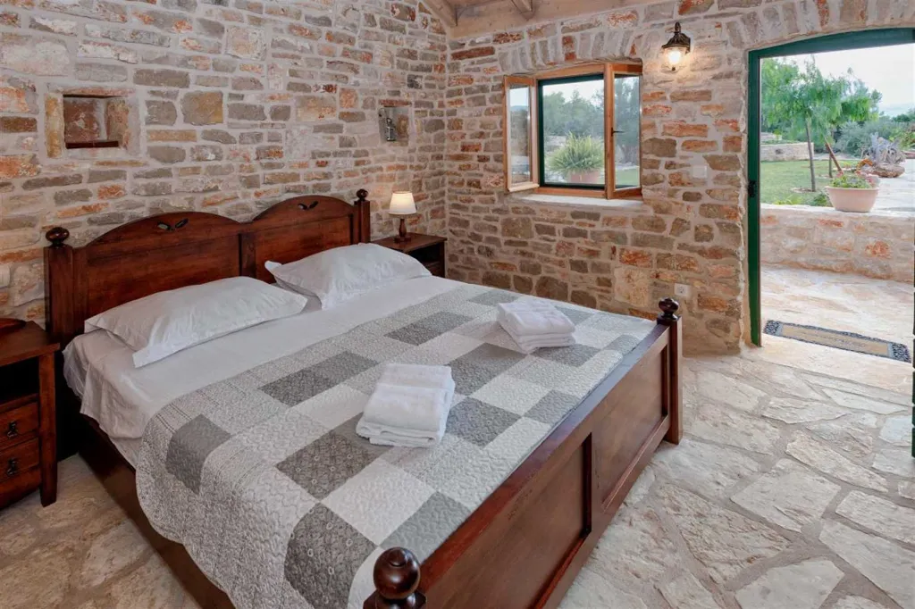 Air-Conditioned Villa with 26 m² Pool in Stari Grad