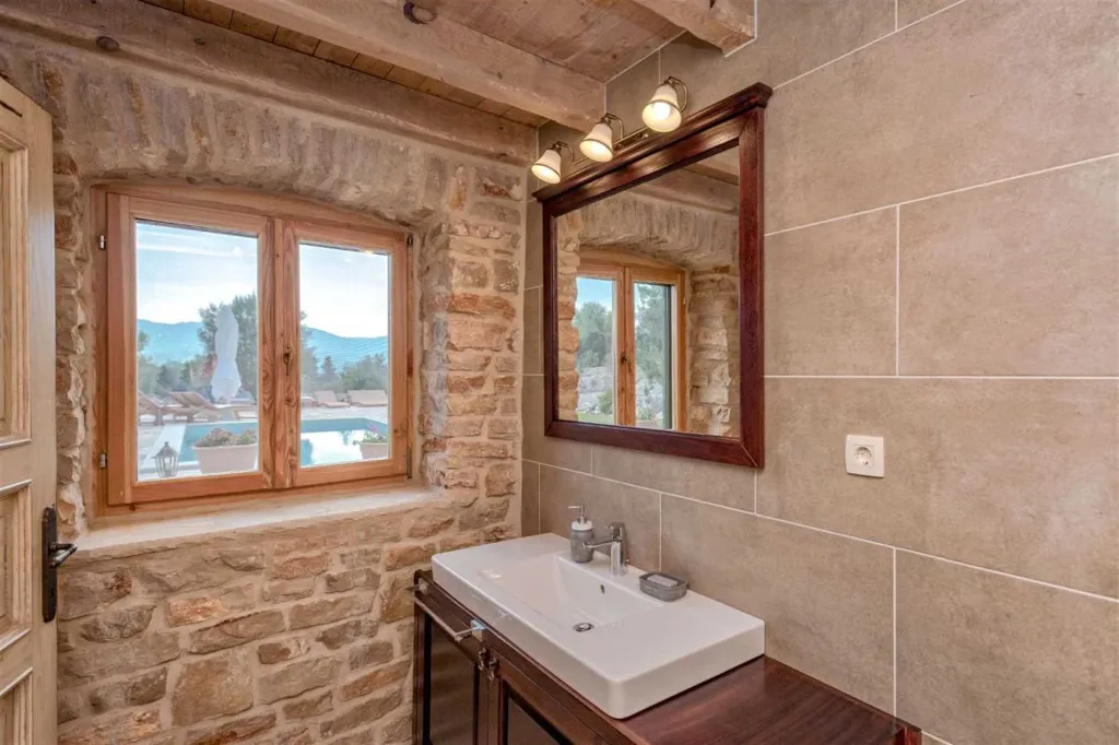 Air-Conditioned Villa with 26 m² Pool in Stari Grad