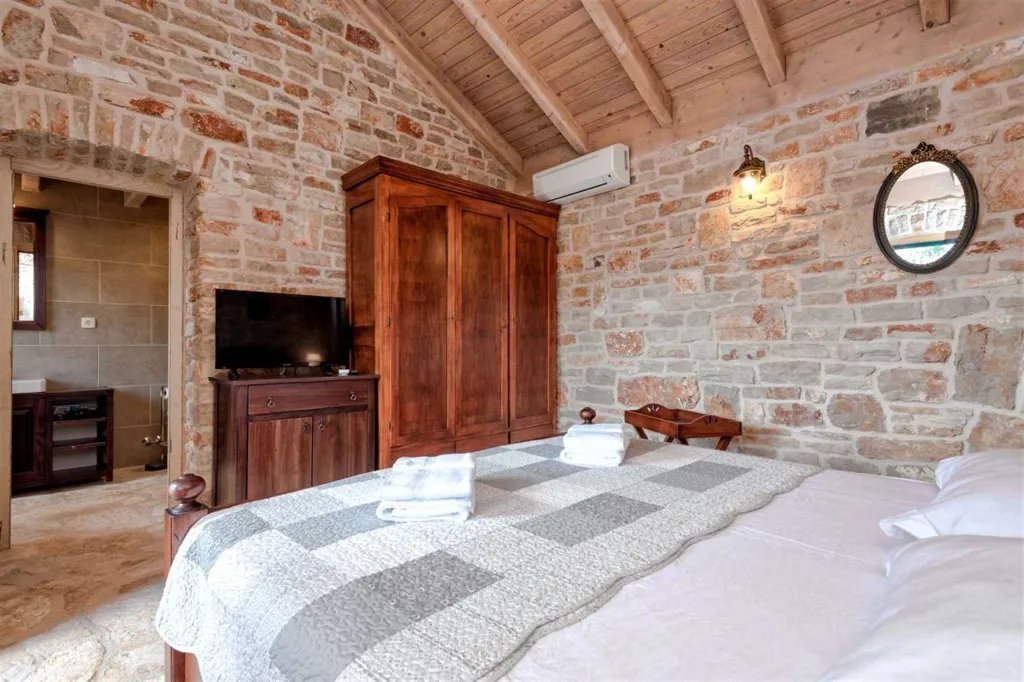 Air-Conditioned Villa with 26 m² Pool in Stari Grad