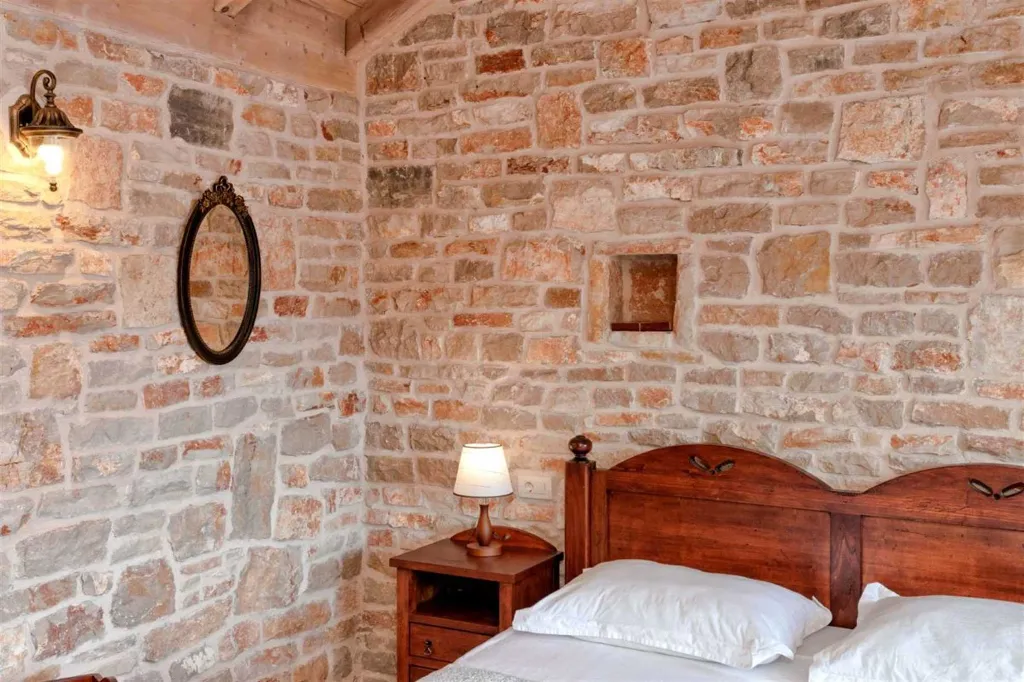 Air-Conditioned Villa with 26 m² Pool in Stari Grad