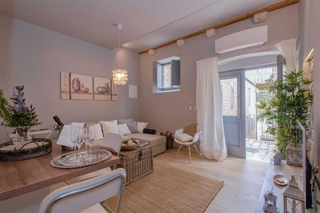 Historic 1-Bedroom Apartment in Hvar for 2