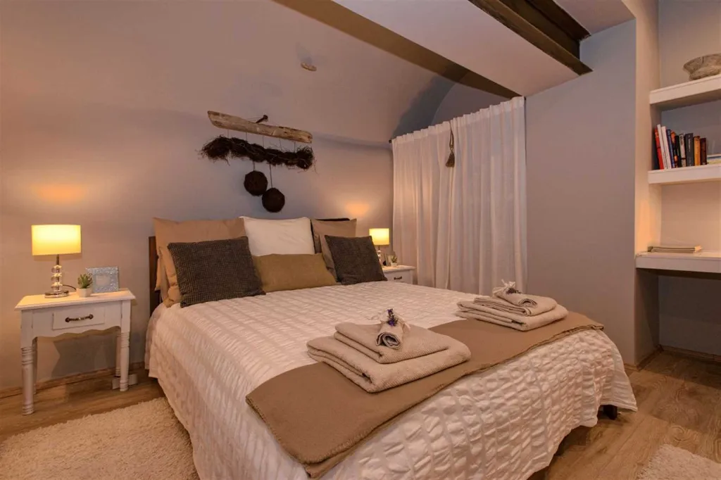 Historic 1-Bedroom Apartment in Hvar for 2