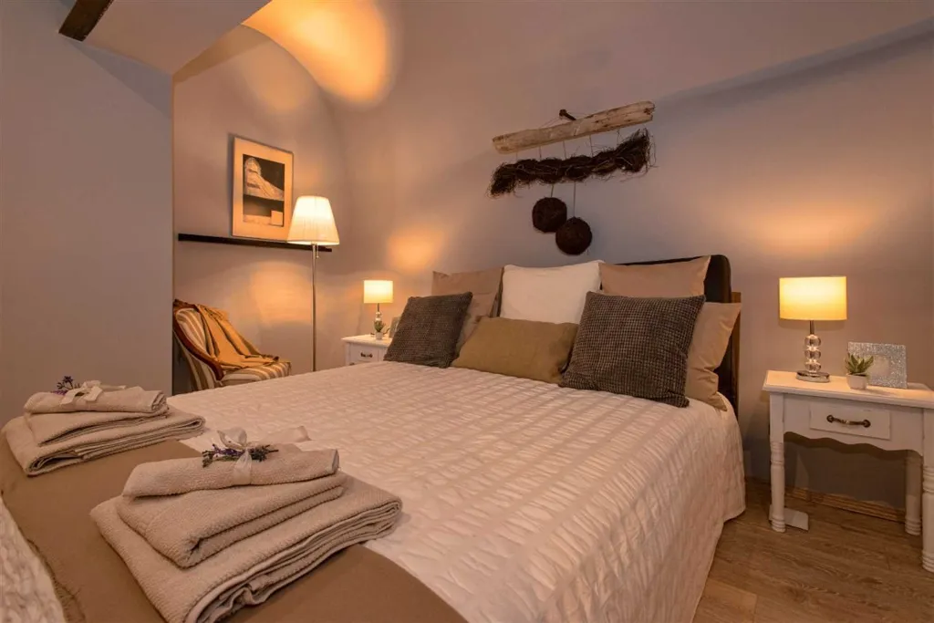 Historic 1-Bedroom Apartment in Hvar for 2