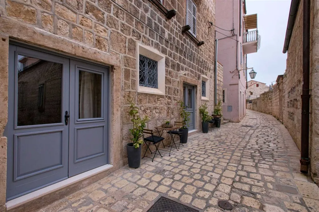 Historic 1-Bedroom Apartment in Hvar for 2