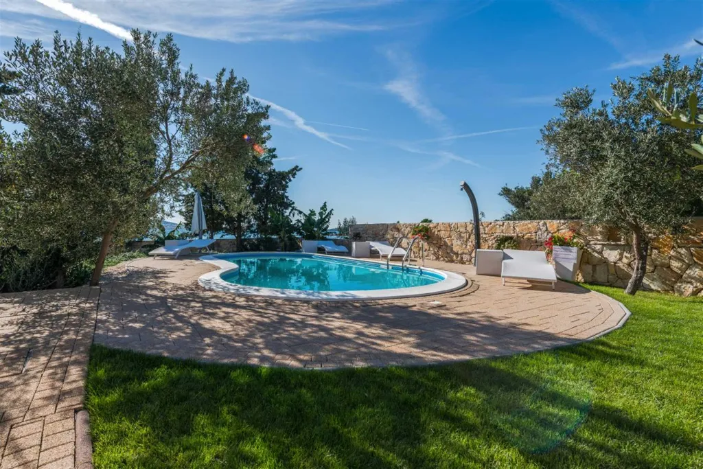 Villa with Pool in Šibenik for Up to 20 Guests