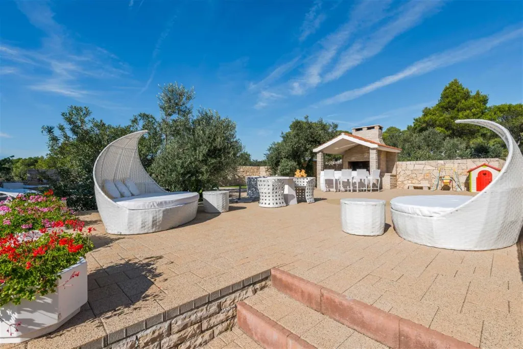 Villa with Pool in Šibenik for Up to 20 Guests