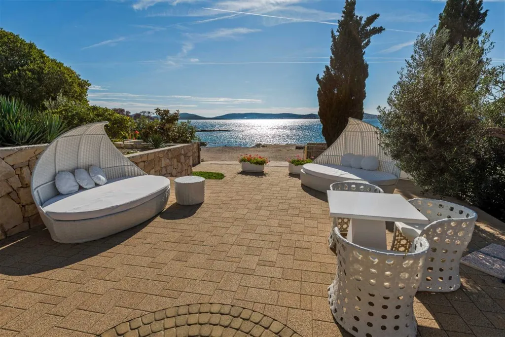 Villa with Pool in Šibenik for Up to 20 Guests