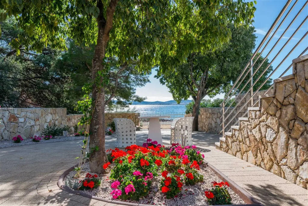 Villa with Pool in Šibenik for Up to 20 Guests