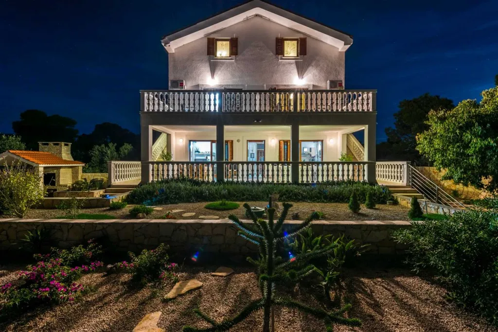 Villa with Pool in Šibenik for Up to 20 Guests