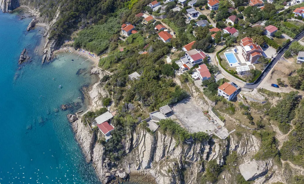 5-Bedroom Villa in Pag with Pool and Jacuzzi