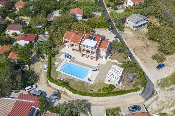 5-Bedroom Villa in Pag with Pool and Jacuzzi