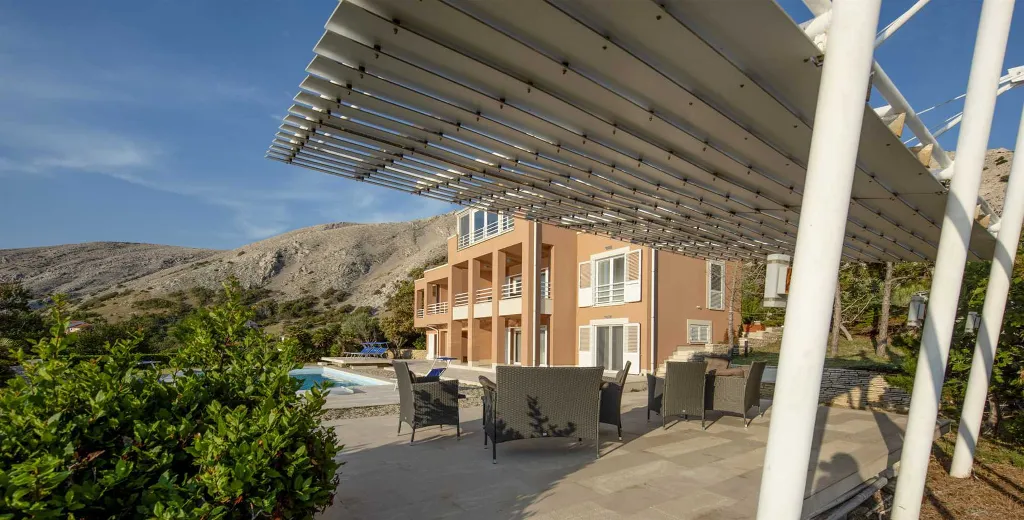 5-Bedroom Villa in Pag with Pool and Jacuzzi