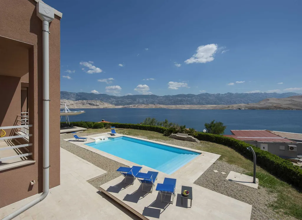 5-Bedroom Villa in Pag with Pool and Jacuzzi