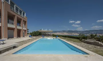 5-Bedroom Villa in Pag with Pool and Jacuzzi