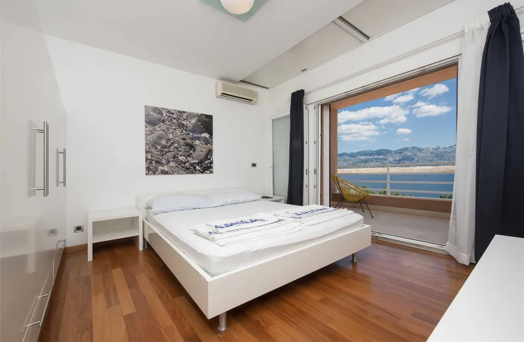 5-Bedroom Villa in Pag with Pool and Jacuzzi